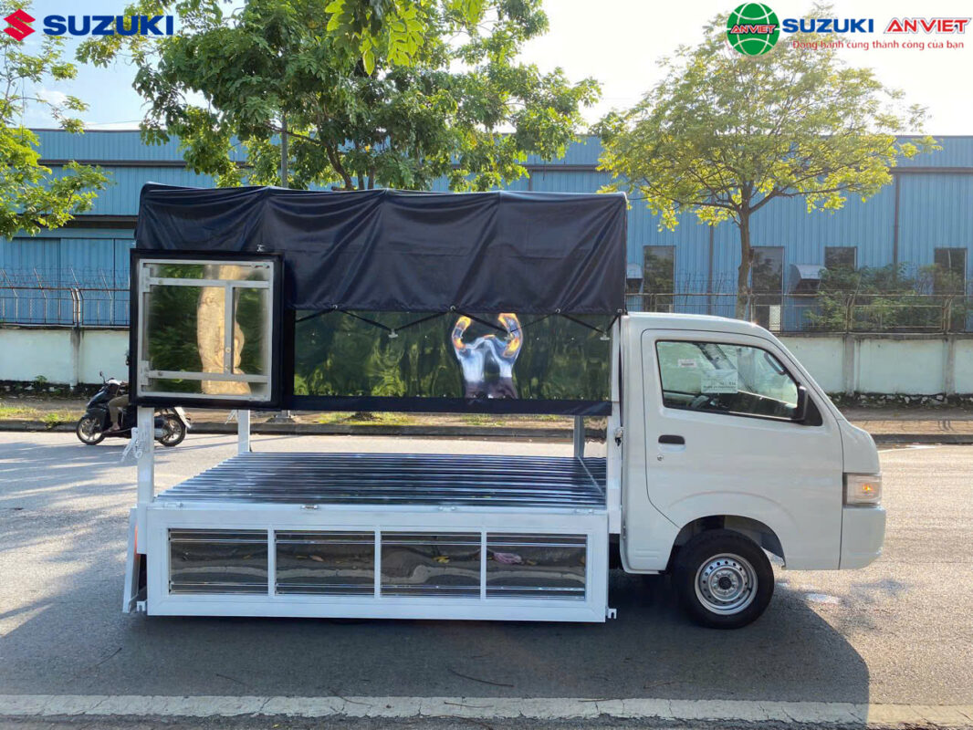 Xe tải Suzuki Carry Pro đóng thùng bạt mở bửng linh hoạt vào phố ban ngày